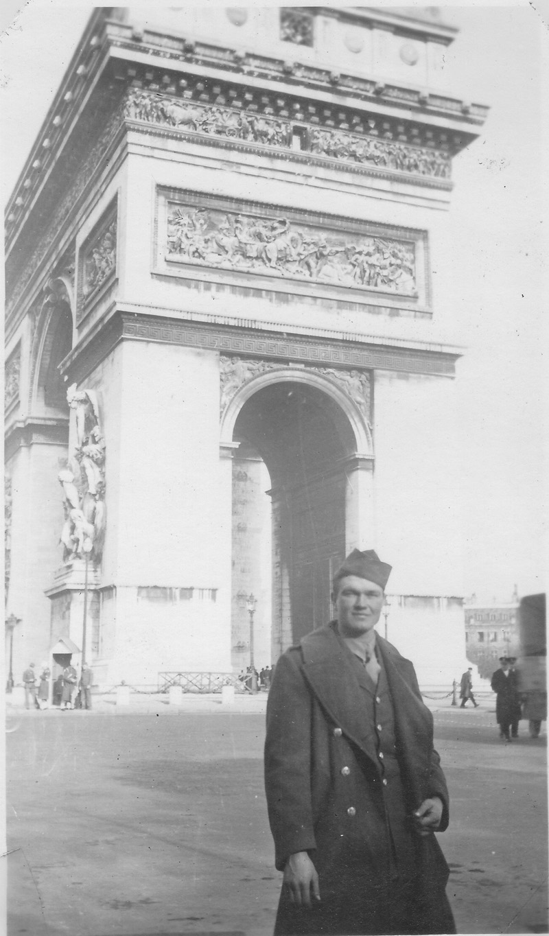 American soldier near Arc de Triomphe de l'�toile, Place Charles-de-Gaulle Champs-�lys�es, Paris, France